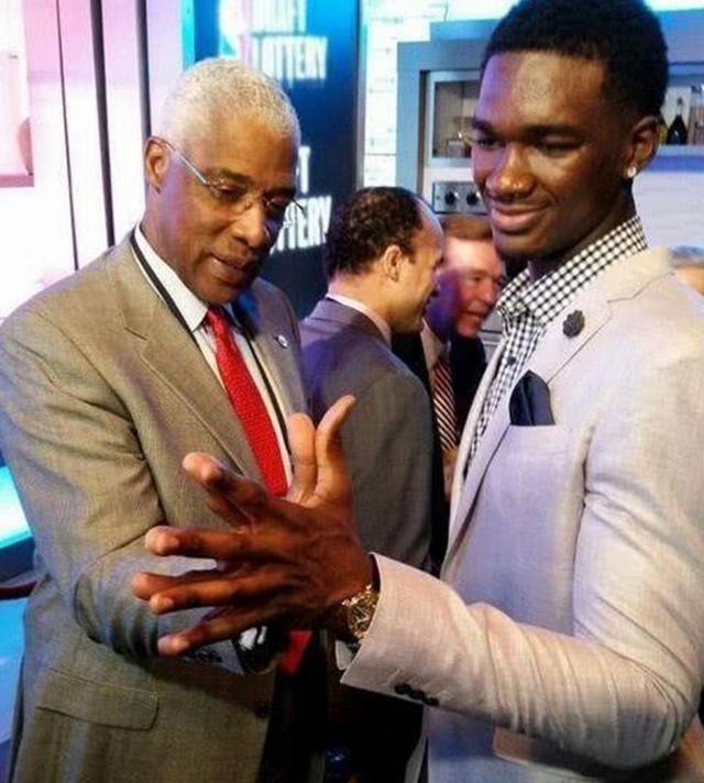 高效！广东外援奎因半场三分4中4轰17分5助（手感火热！广东外援奎因半场三分4投全中，砍下17分5助攻）