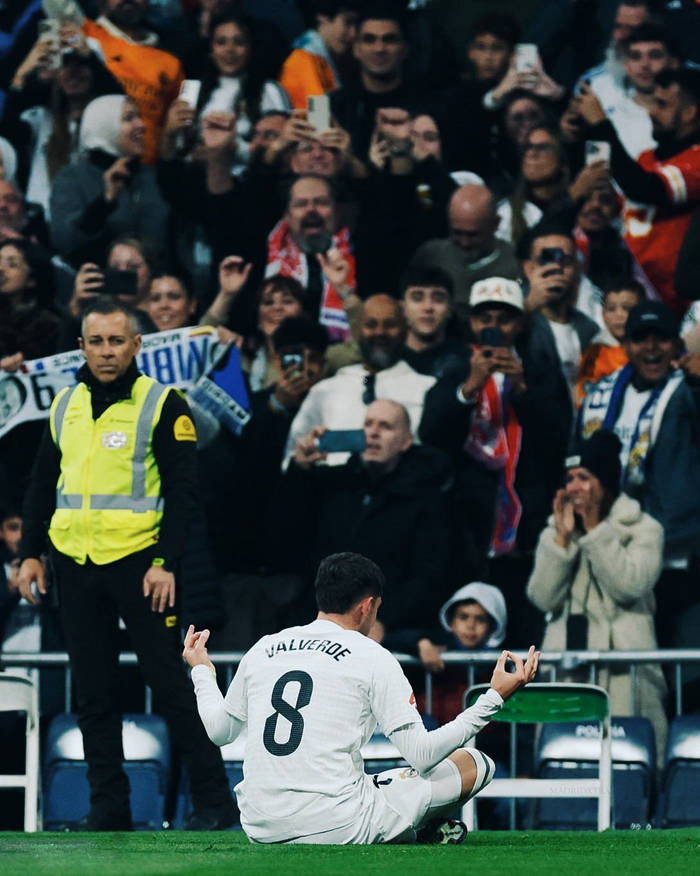 哈登上半场表现抢眼，为球队注入活力（哈登半场火力全开，激活球队士气）