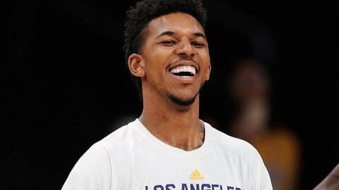 孙颖莎为何不站C位？刘国梁为何不与日本队握手？原因不言而喻（孙颖莎为何未站中间？刘国梁为何未与日本队握手？背后缘由一目了然）