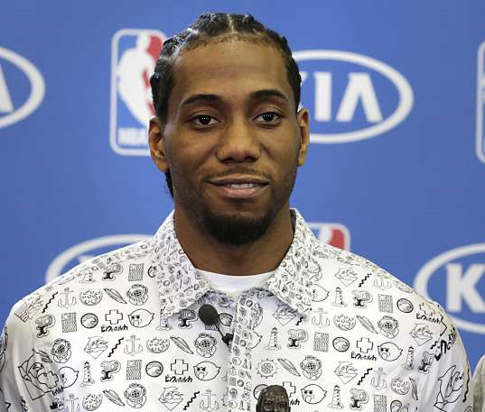 卡斯尔场上展现极致侵略性（卡斯尔在赛场上将侵略性展现得淋漓尽致）