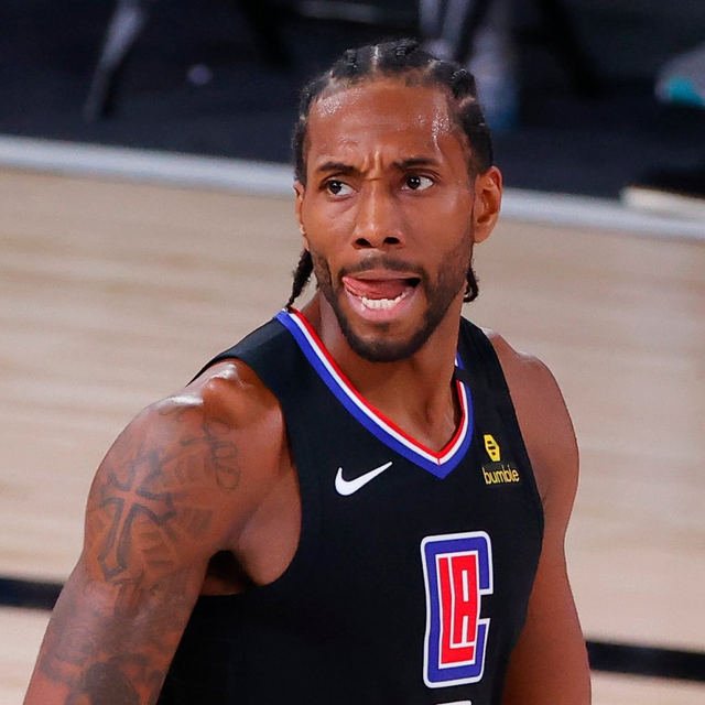 每体：巴萨有意左后卫索萨，想用桑托斯欠的290万欧锁定交易（每体：巴萨看中左后卫索萨，拟用桑托斯所欠290万欧锁定转会）