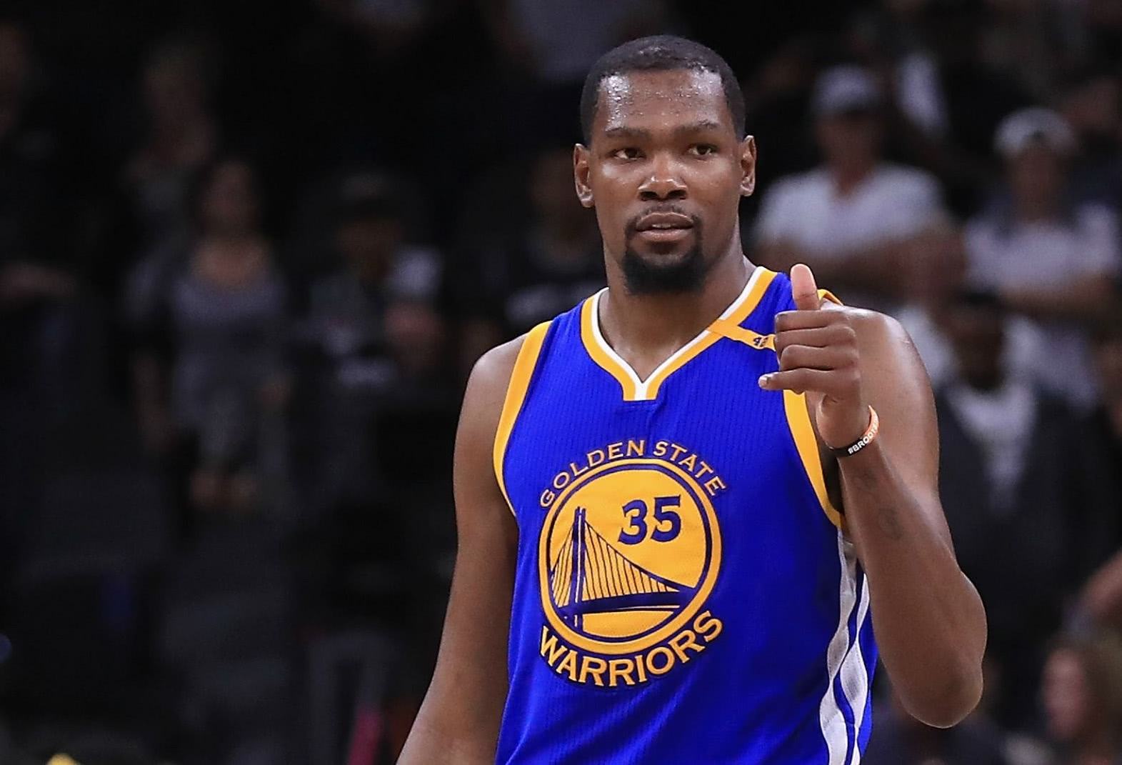 球星关键球命中后转身太霸气（球星命中关键一投后回身尽显霸气）