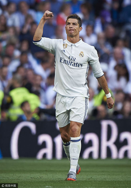 中超赛场争议判罚：VAR判罚引发热议,（中超裁判风波：VAR判决引爆热议）