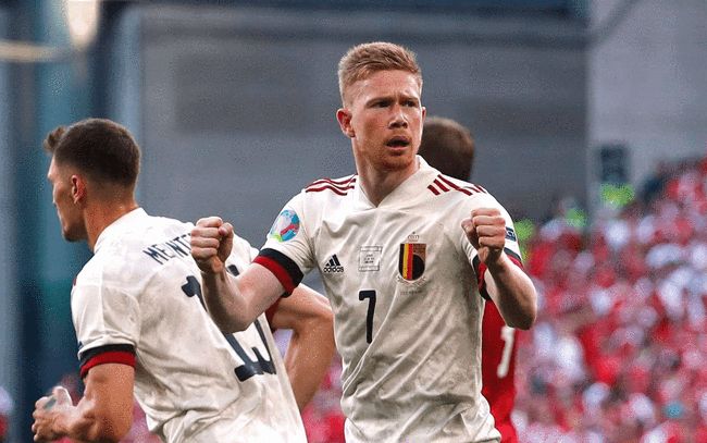 太疼了，萨勒马克尔斯被对手踩中后在地上抽动（萨勒马克尔斯遭对手踩踏后痛苦抽搐倒地）