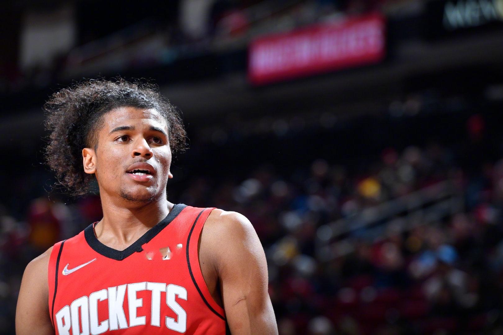 姆巴佩左腿肌肉不适缺席欧冠对阵曼城（左腿肌肉不适，姆巴佩无缘欧冠对阵曼城）